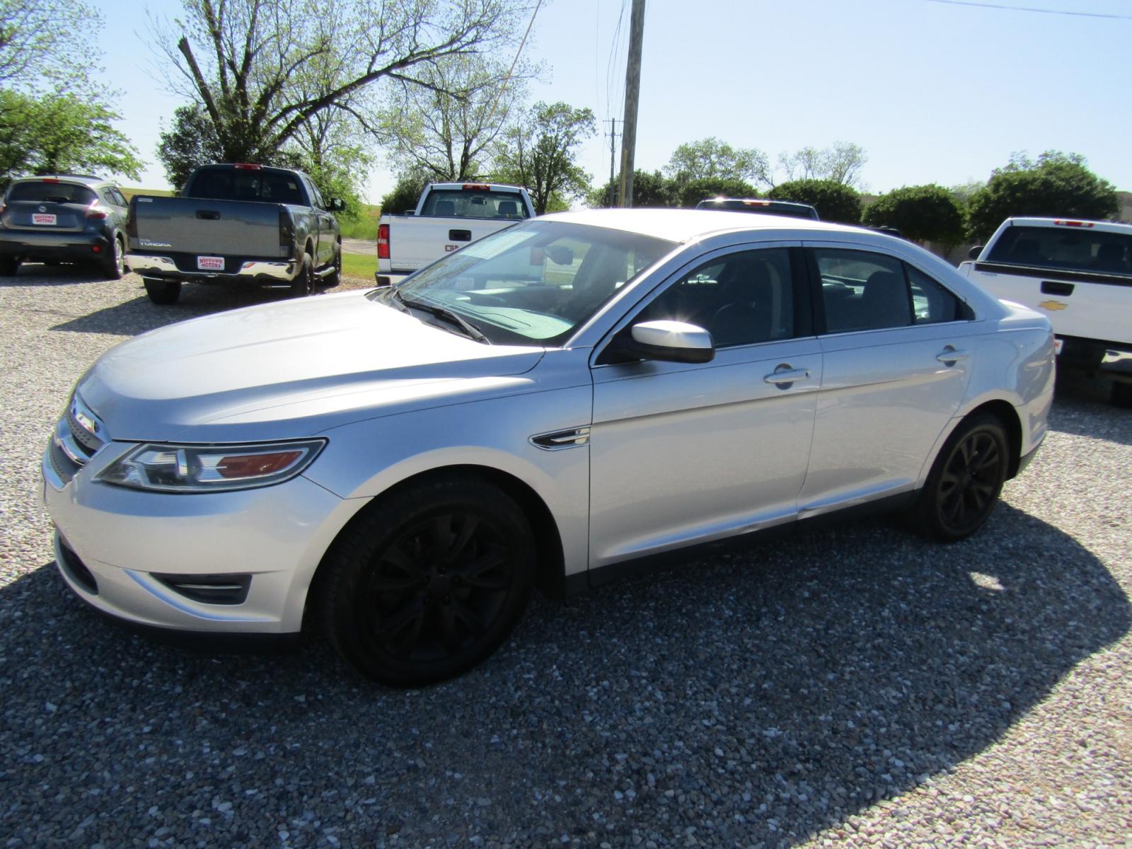 2012 Silver /Gray Ford Taurus (1FAHP2EW7CG) , Automatic transmission, located at 15016 S Hwy 231, Midland City, AL, 36350, (334) 983-3001, 31.306210, -85.495277 - Photo #2